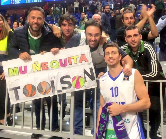 Toolson, con aficionados del Unicaja. / @OrientaGaona.