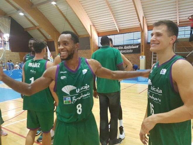 Los jugadores del Unicaja, celebrando el triunfo.