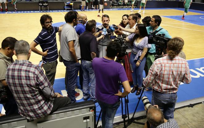 Plaza atiende a los medios.