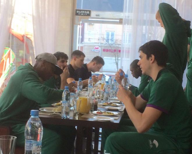 Carlos Suárez, ayer, en el hotel de Krasnodar. / @unicajacb