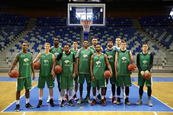 Los jugadores del Unicaja posan en el Carpena.