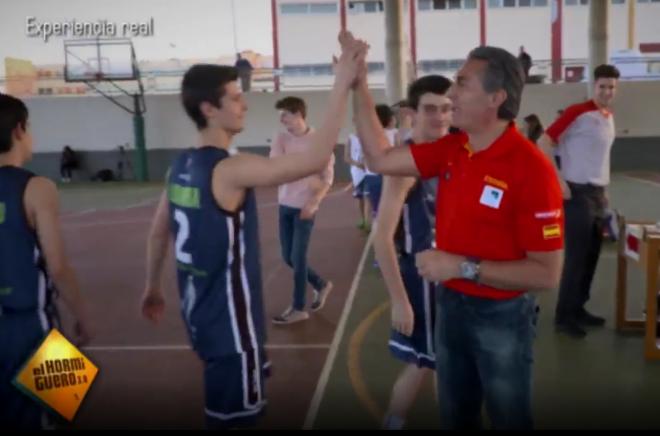 Scariolo, felicitando a los jugadores.