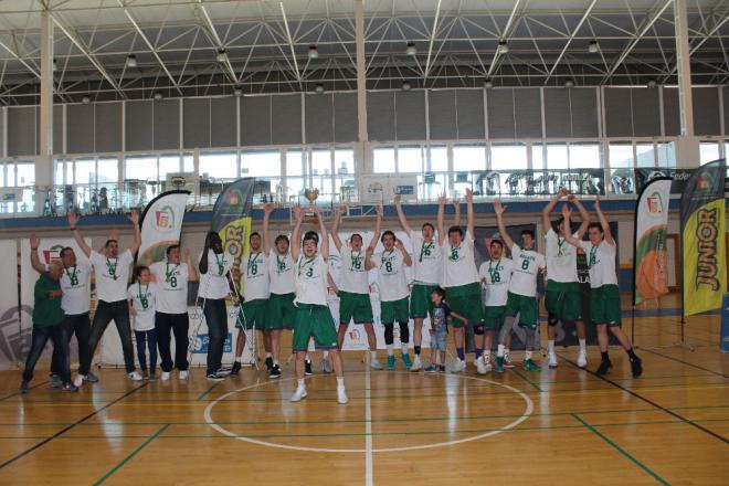 Los juniors del Unicaja Rincón Fertilidad celebran el título.