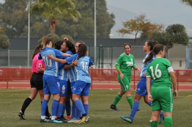 Las jugadoras celebran un gol.