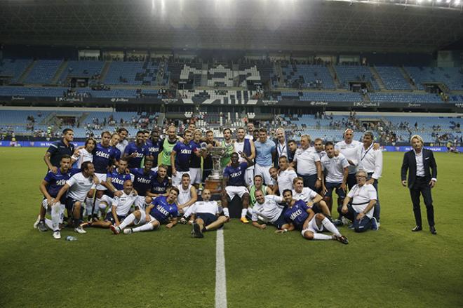 Los jugadores del Lazio, con su trofeo.
