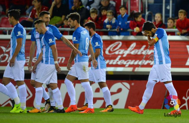 El Málaga celebra el gol de Recio en Soria.