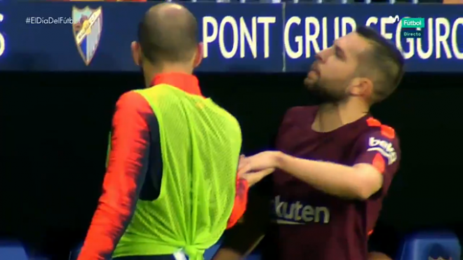 Momento en el que Jordi Alba se encara con un aficionado.