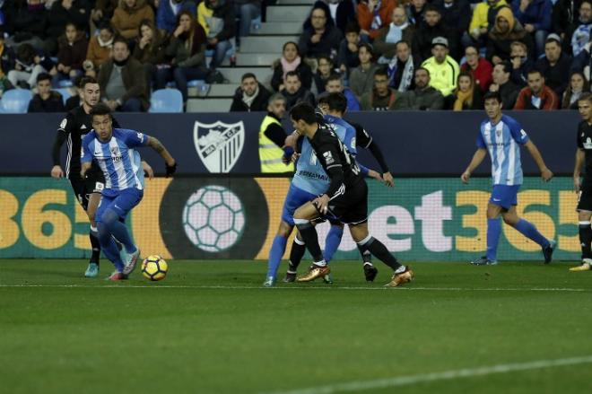 Peñaranda lucha por un balón en el Málaga-Betis.