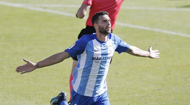 Borja Bastón celebra uno de sus goles con el Málaga.