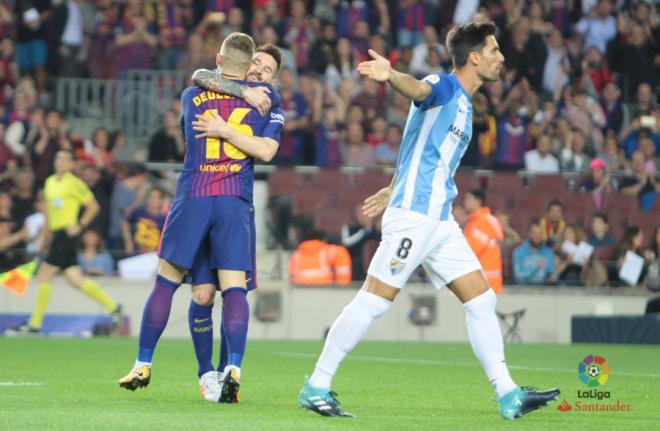 Deulofeu abraza a Messi tras su polémico gol al Málaga (Foto: LaLiga).
