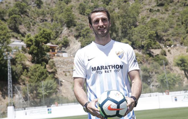 Baysse posa con la camiseta del Málaga.