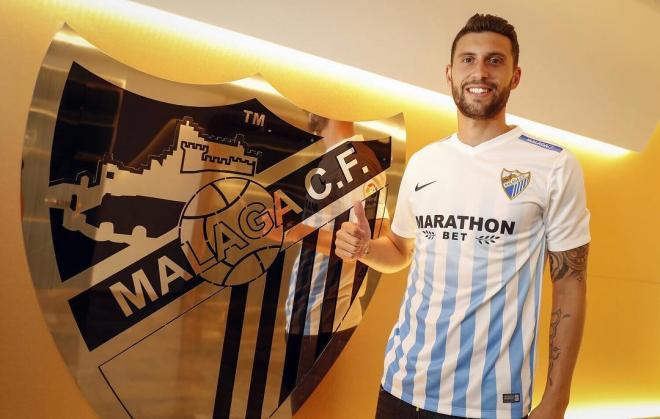 Bastón, posando con la camiseta y el escudo del Málaga.