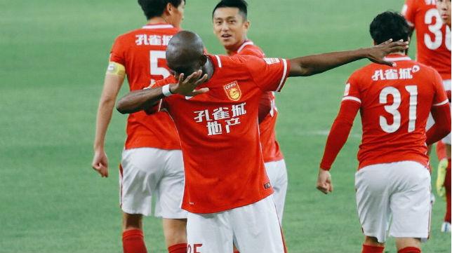 M'Bia celebra un gol con el Hebei China Fortune (Foto: EFE).