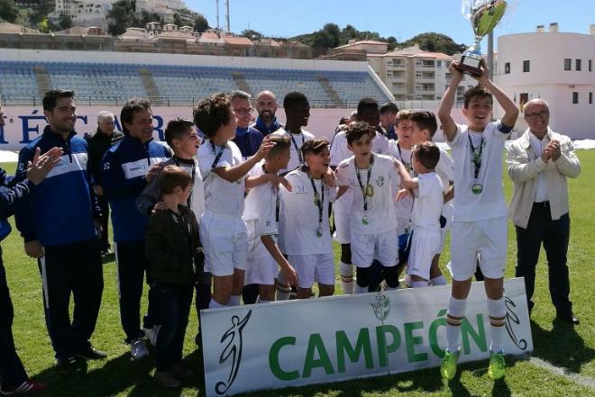 La selección de Málaga celebra el título.