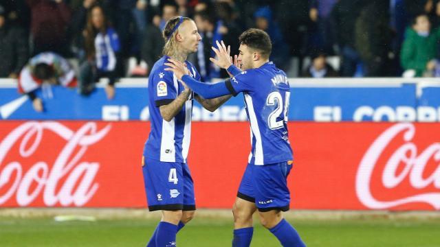 Alexis y Munir celebran un gol.