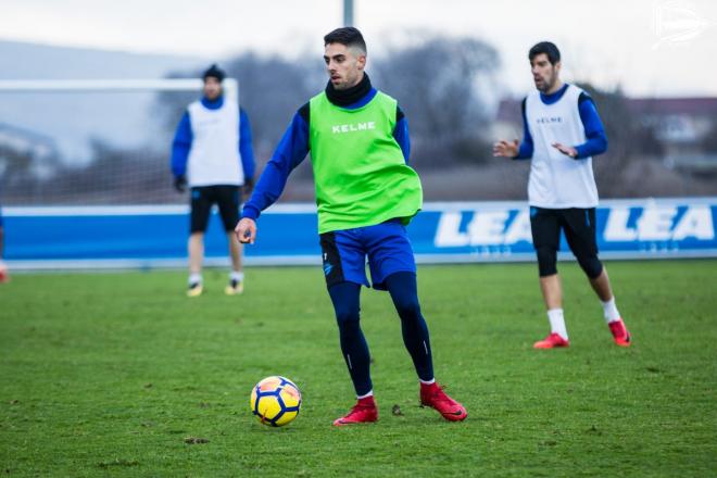 Rubén Sobrino, entrenando con el Alavés.