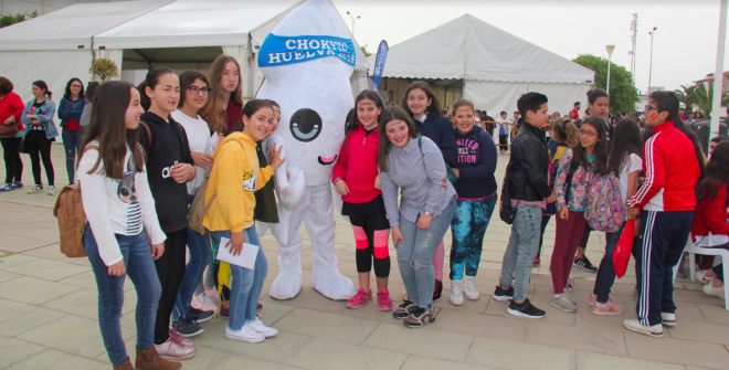 Varios escolares en la fan zone.