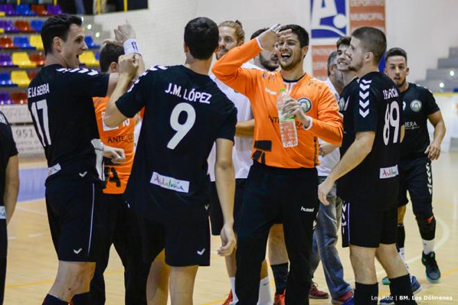 La celebración del triunfo en la pista del Argüelles.