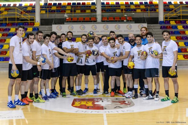 La plantilla antequerana posa en el Argüelles.