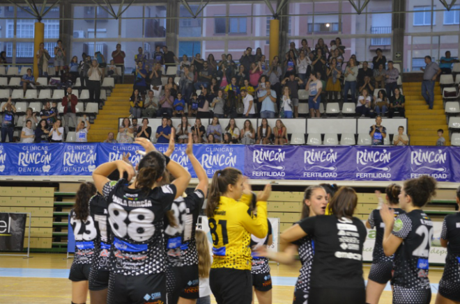 Las jugadoras, celebrando el triunfo.