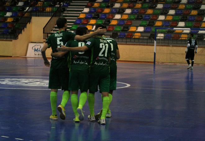 El UMA, celebrando un gol.