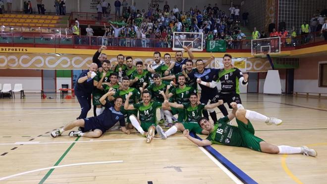 Jugadores, técnicos y afición, celebrando el triunfo.