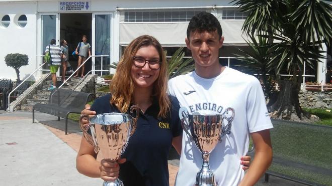 Paula Ruiz y Pablo Cordero posan con su trofeo de vencedor.