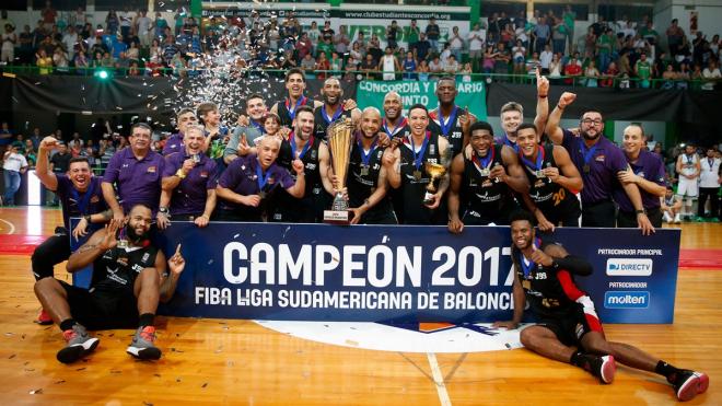 Cabezas y su equipo, celebrando el título.