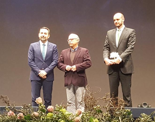 El presidente y Carlos Jiménez recogen el premio.