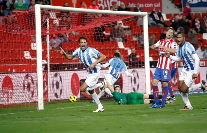 Weligton celebra su último tanto en Gijón.