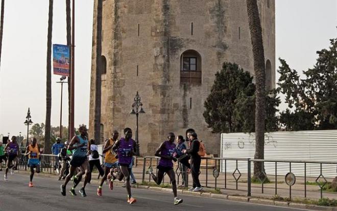 La cabeza de carrera al paso por la Torre del Oro.