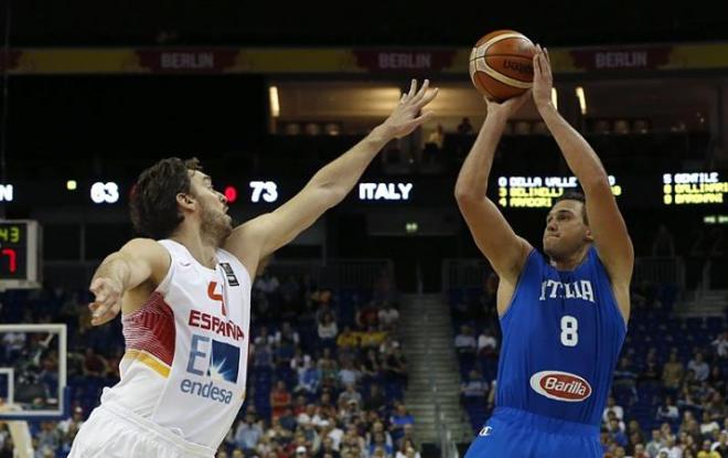 Gasol intenta taponar un lanzamiento de Gallinari.