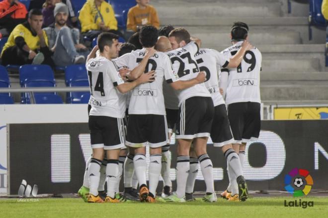 Los de Neville celebran el tanto de Rodrigo.