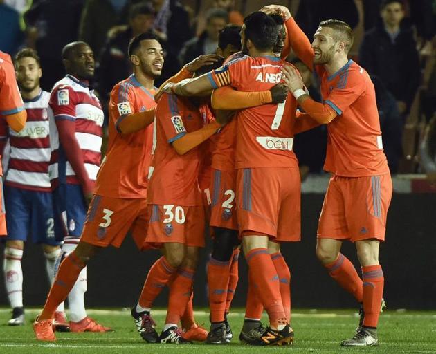 Los jugadores del Valencia celebran el gol de Zahibo.