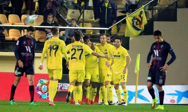 Los jugadores del Villarreal celebran el gol de Trigueros.