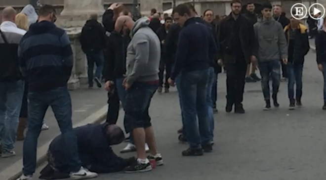 Aficionados del Sparta de Praga intentan orinar sobre una mendiga en Roma (Foto: El País).
