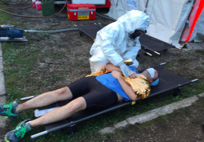 Un sanitario intenta auxiliar a un aficionado en el simulacro.