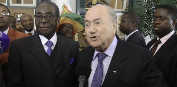 Blatter, en su última visita a Zimbabue.