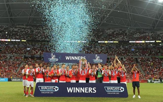 Los jugadores del Arsenal posan con el trofeo.