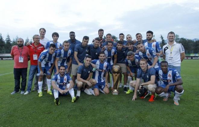 Los jugadores posan con el trofeo (FOTO: RCD Espanyol).