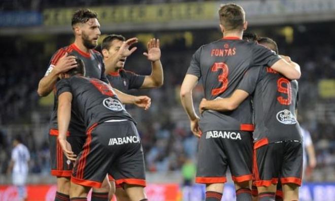 Los de Berizzo celebran uno de los tantos.