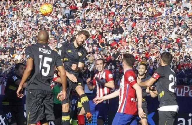 Una jugada en el Atlético-Sevilla.