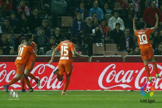 Parejo celebra su gol con sus compañeros.