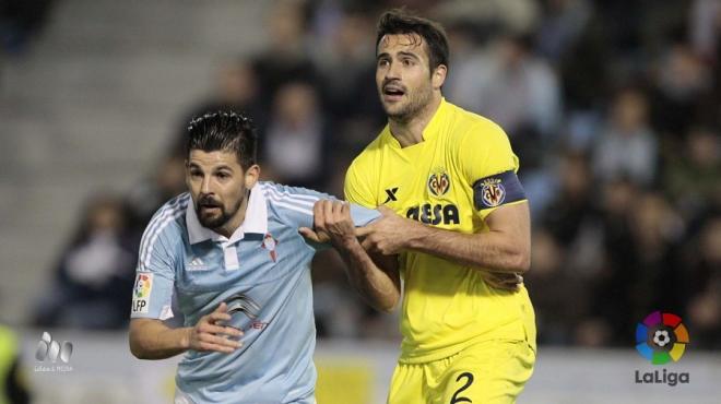 Nolito y Mario Gaspar, en un forcejeo.