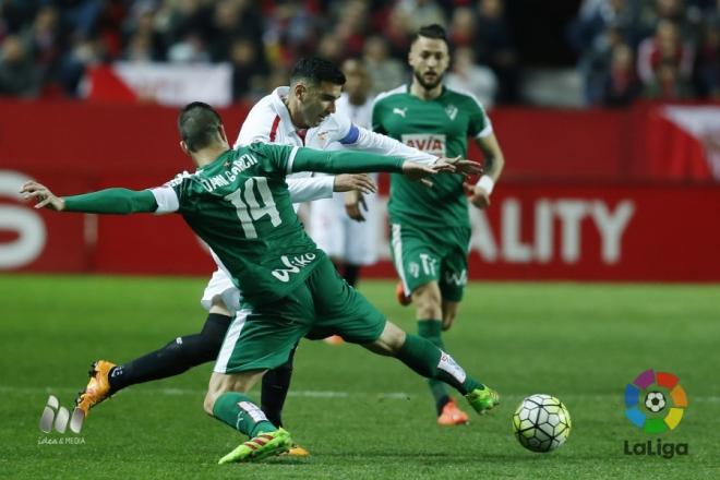 Reyes se lleva un balón ante Dani García.