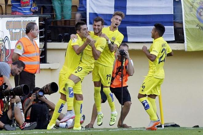Los jugadores del Villarreal celebran un gol.