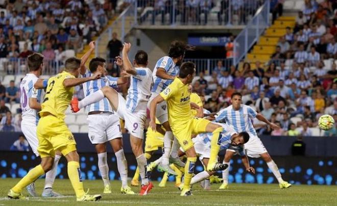 Jugada del encuentro en La Rosaleda.