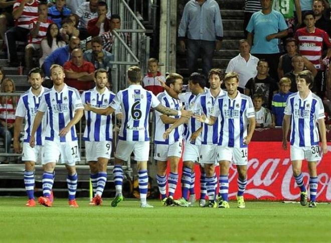 Los jugadores de la Real celebran un gol de Agirretxe.