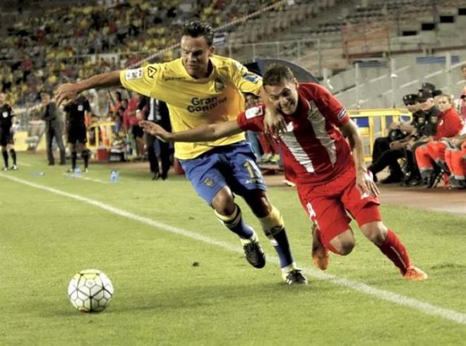 Cristóforo disputa un balón con Roque Mesa.