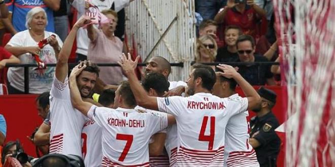 Los jugadores del Sevilla celebran el segundo gol.